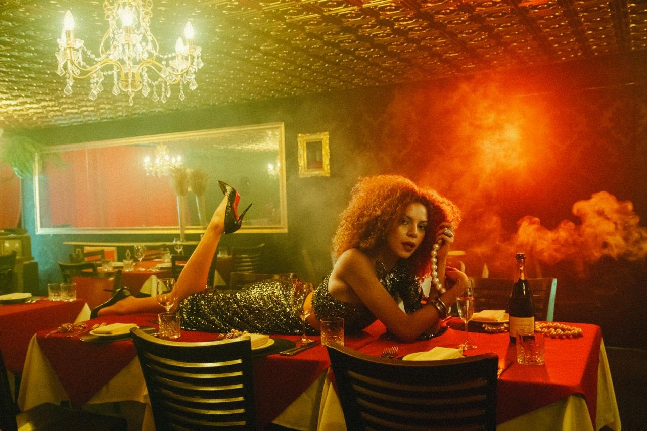 Editorial Muito Food! — modelo deitada na mesa